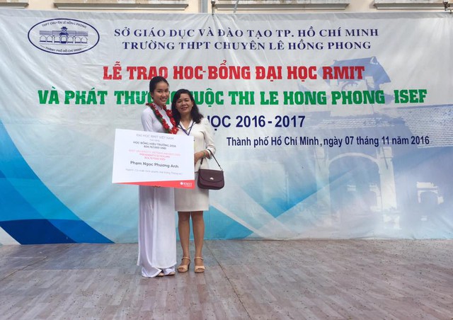 Á hậu Phương Anh nói tiếng Anh như bắn rap, 23 tuổi đi 21 nước, từng bị ba mẹ so sánh với con nhà người ta - Ảnh 6.