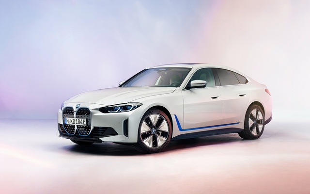 BMW tung sedan chạy điện i4: Một lần sạc chạy được gần 500km, có khả năng tăng tốc từ 0 - 100km/h chỉ trong 4 giây
