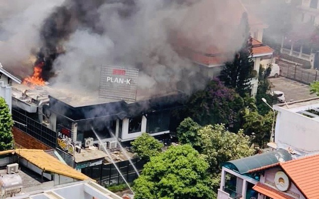 CLIP: Khói, lửa bao trùm nhà hàng BBQ trong khu Thảo Điền