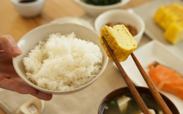 6 thói quen nguy hại khi ăn cơm người Việt cần thay đổi ngay vì khiến cân nặng tăng nhanh chóng lại còn "rước" đủ thứ bệnh