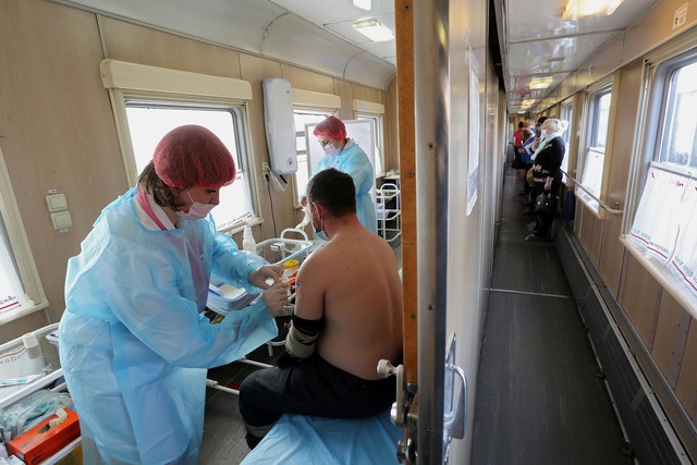 Cận cảnh tiêm phòng vắc-xin Covid-19 trên tàu ở Nga - Ảnh 2.