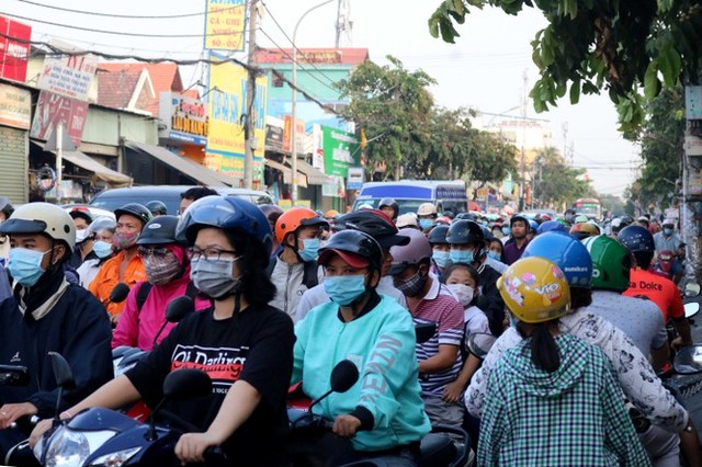 Cửa ngõ TPHCM ùn tắc nghiêm trọng sáng cuối tuần - Ảnh 2.