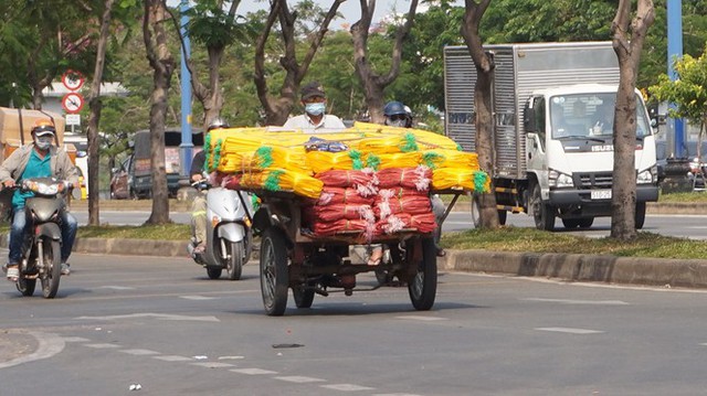 Xe cà tàng chở hàng cồng kềnh phóng ào ào trên đường phố - Ảnh 4.