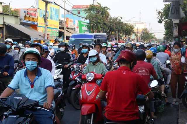 Cửa ngõ TPHCM ùn tắc nghiêm trọng sáng cuối tuần - Ảnh 5.