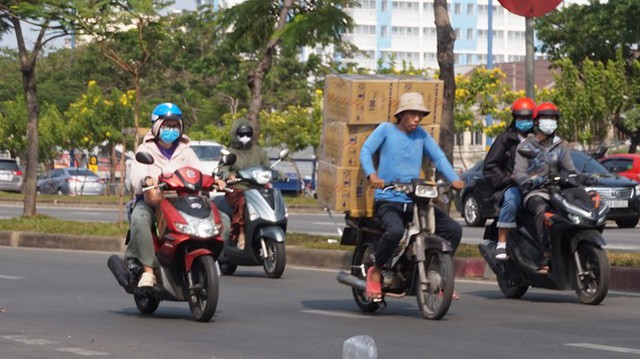 Xe cà tàng chở hàng cồng kềnh phóng ào ào trên đường phố - Ảnh 5.