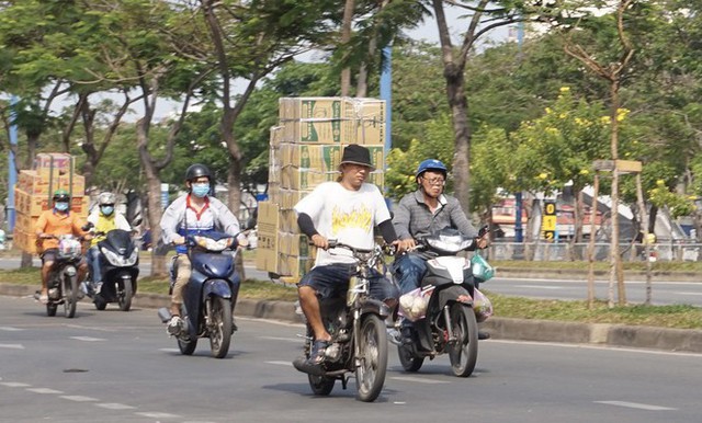 Xe cà tàng chở hàng cồng kềnh phóng ào ào trên đường phố - Ảnh 6.