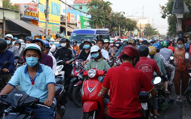 Cửa ngõ TPHCM ùn tắc nghiêm trọng sáng cuối tuần