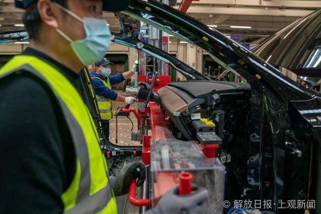 Bên trong siêu nhà máy Tesla Thượng Hải: Chủ tịch ngồi cạnh dây chuyền sản xuất, mọi thứ tự động hóa tối đa, dấu vết từng con ốc đều có thể truy xuất - Ảnh 11.