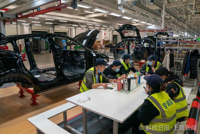 Bên trong siêu nhà máy Tesla Thượng Hải: Chủ tịch ngồi cạnh dây chuyền sản xuất, mọi thứ tự động hóa tối đa, dấu vết từng con ốc đều có thể truy xuất - Ảnh 22.