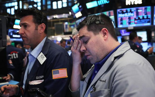 Quyết định mới của Fed khiến cổ phiếu ngân hàng bị bán tháo, Dow Jones mất hơn 200 điểm