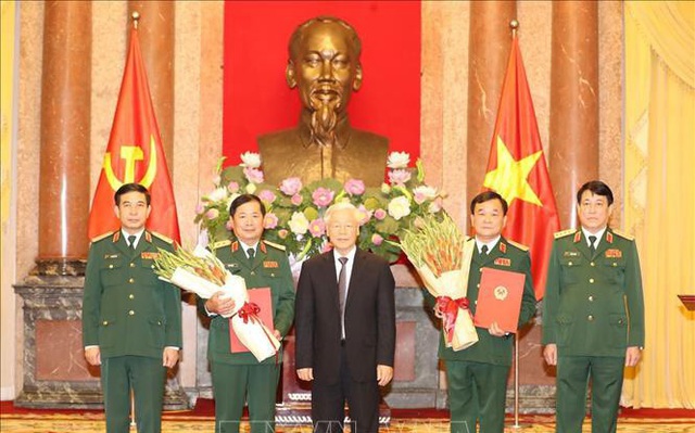 Tổng Bí thư, Chủ tịch nước Nguyễn Phú Trọng trao Quyết định thăng quân hàm Thượng tướng cho ông Hoàng Xuân Chiến (thứ 2 từ trái qua) và ông Lê Huy Vịnh (thứ 2 từ phải qua)- Ảnh: TTXVN