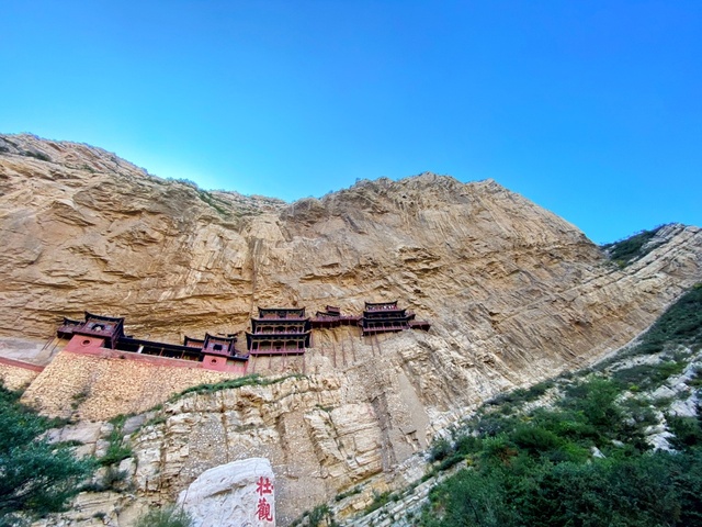 Lạ lùng ngôi chùa nghìn năm tuổi treo leo trên vách đá ở Trung Quốc: Cả công trình được nâng đỡ bởi vỏn vẹn vài thân gỗ nhưng vững chãi không ngờ - Ảnh 1.