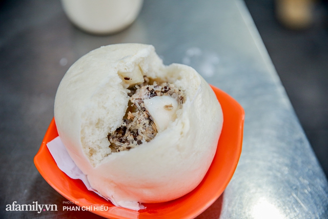 Hàng bánh bao nổi tiếng đông khách nhất Hà Nội sau mấy đời vẫn thà để khách chờ hoặc khách bỏ về, tuyệt đối không gia tăng số lượng bởi lời dặn của người mẹ trước khi truyền nghề - Ảnh 11.