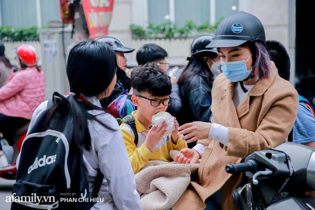 Hàng bánh bao nổi tiếng đông khách nhất Hà Nội sau mấy đời vẫn thà để khách chờ hoặc khách bỏ về, tuyệt đối không gia tăng số lượng bởi lời dặn của người mẹ trước khi truyền nghề - Ảnh 16.