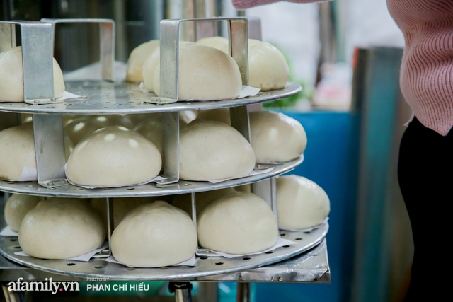 Hàng bánh bao nổi tiếng đông khách nhất Hà Nội sau mấy đời vẫn thà để khách chờ hoặc khách bỏ về, tuyệt đối không gia tăng số lượng bởi lời dặn của người mẹ trước khi truyền nghề - Ảnh 5.