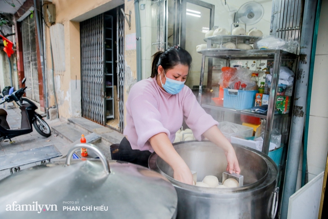 Hàng bánh bao nổi tiếng đông khách nhất Hà Nội sau mấy đời vẫn thà để khách chờ hoặc khách bỏ về, tuyệt đối không gia tăng số lượng bởi lời dặn của người mẹ trước khi truyền nghề - Ảnh 7.