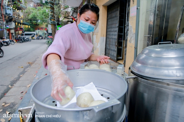 Hàng bánh bao nổi tiếng đông khách nhất Hà Nội sau mấy đời vẫn thà để khách chờ hoặc khách bỏ về, tuyệt đối không gia tăng số lượng bởi lời dặn của người mẹ trước khi truyền nghề - Ảnh 8.