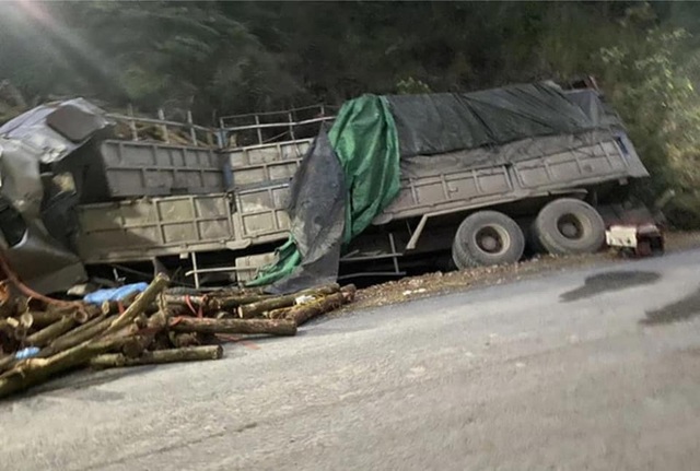  Hình ảnh mới nhất hiện trường vụ tai nạn xe tải làm 7 người ngồi trên cabin và thùng xe tử vong - Ảnh 9.