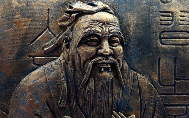 Bức chạm đồng Khổng Tử tại Bắc Kinh. Ảnh: China File.