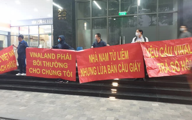 Hy hữu ở Hà Nội: Mua chung cư quận Cầu Giấy lại "nhầm" thành Nam Từ Liêm, chủ đầu tư im bặt, hàng trăm cư dân căng băng rôn yêu cầu đối thoại