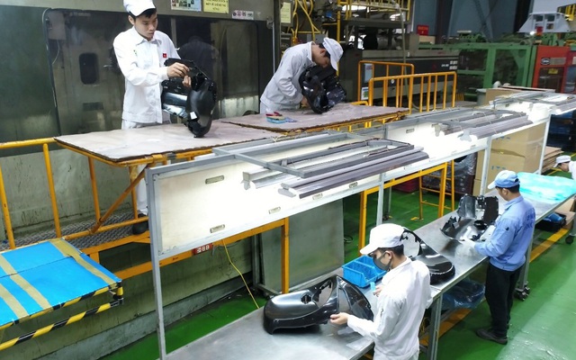 Sản xuất chi tiết nhựa cỡ lớn tại nhà máy của Nhựa Hà Nội