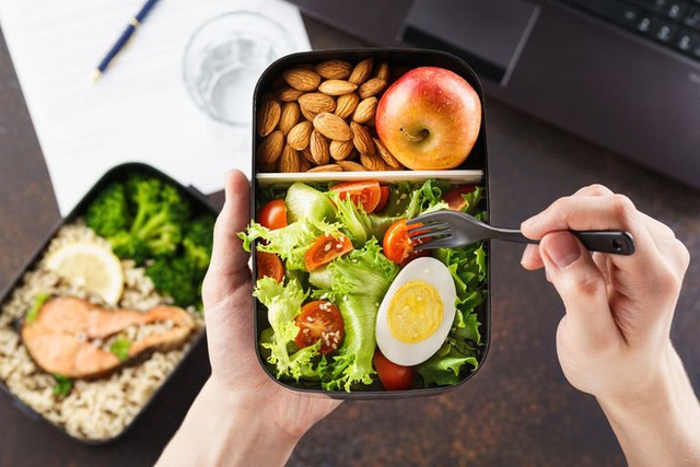  Vì sao bữa trưa nên là bữa hoành tráng nhất trong ngày? Ăn nhiều vào bữa tối có thể khiến cơ thể ‘trả giá’ - Ảnh 4.