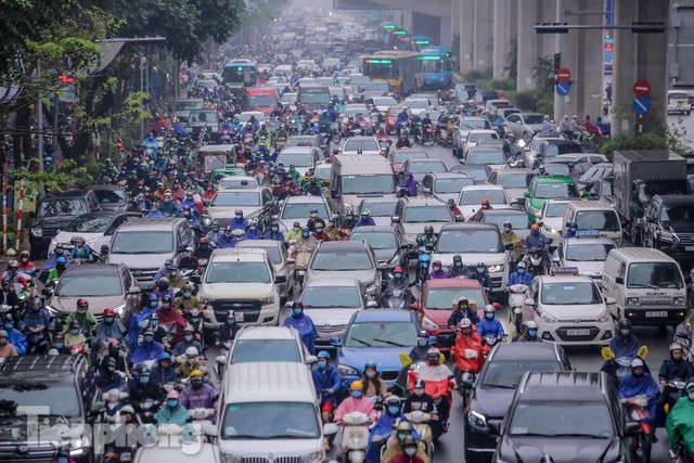  Trời chuyển mưa phùn, đường phố Hà Nội đông nghẹt nhiều giờ  - Ảnh 2.