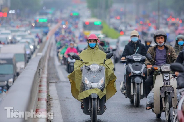  Trời chuyển mưa phùn, đường phố Hà Nội đông nghẹt nhiều giờ  - Ảnh 11.