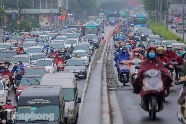  Trời chuyển mưa phùn, đường phố Hà Nội đông nghẹt nhiều giờ  - Ảnh 3.