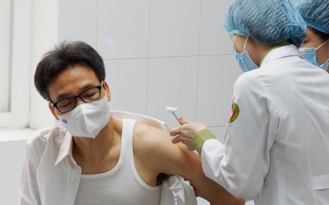 Phó Thủ tướng Vũ Đức Đam tiêm thử nghiệm vaccine phòng Covid-19 "made in Vietnam"