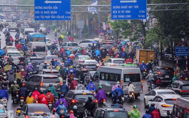 Trời chuyển mưa phùn, đường phố Hà Nội đông nghẹt nhiều giờ