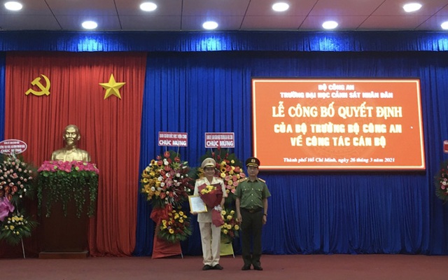 Thượng tướng Nguyễn Văn Thành, Thứ trưởng Bộ công an đã trao quyết định của Bộ trưởng Bộ Công an. ( Ảnh Đức Mừng: CAND)