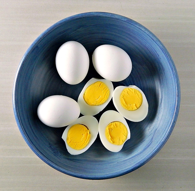 Người Việt cần từ bỏ thói quen ăn trứng luộc như thế này kẻo gây ngộ độc hoặc khiến món ăn mất sạch dinh dưỡng - Ảnh 1.