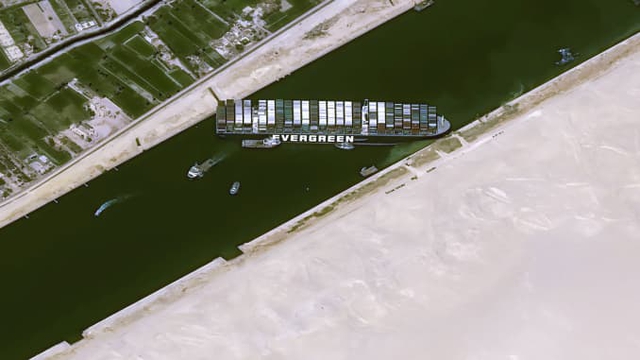 Nỗ lực giải cứu tàu mắc cạn trên Kênh đào Suez lại thất bại, tác động kinh tế bắt đầu lan rộng - Ảnh 1.