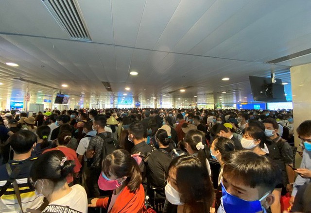  Sân bay Tân Sơn Nhất ùn tắc, Vietnam Airlines khuyến cáo hành khách đến sớm  - Ảnh 1.