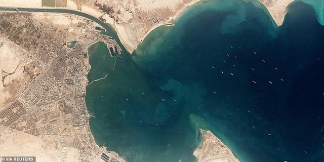  Chủ siêu tàu mắc kẹt ở kênh đào Suez chờ trời giúp hôm nay - Ảnh 2.
