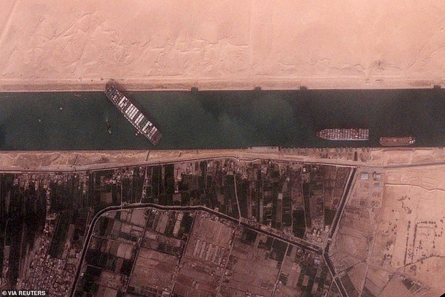  Chủ siêu tàu mắc kẹt ở kênh đào Suez chờ trời giúp hôm nay - Ảnh 3.