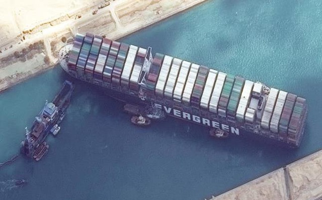 Hình ảnh vệ tinh về kênh đào Suez đang tắc nghẽn bởi 1 con tàu