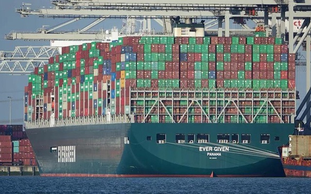 Giá vận tải biển tăng vọt do sự cố tắc nghẽn trên kênh đào Suez