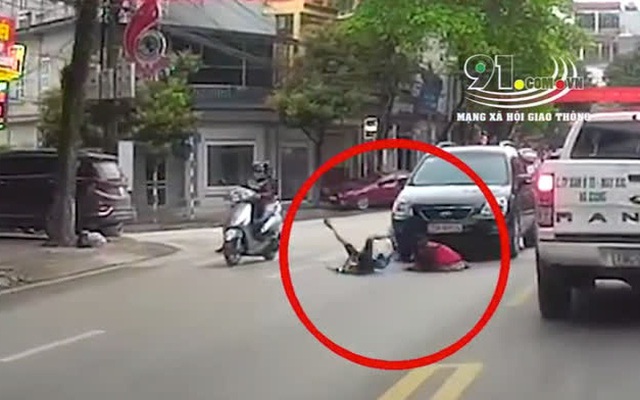 2 bé gái dắt tay nhau chạy băng qua đường bị ô tô đâm văng, khoảnh khắc vụ tai nạn khiến phụ huynh "rụng rời"