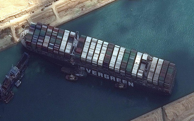 Chủ siêu tàu mắc kẹt ở kênh đào Suez chờ "trời giúp" hôm nay