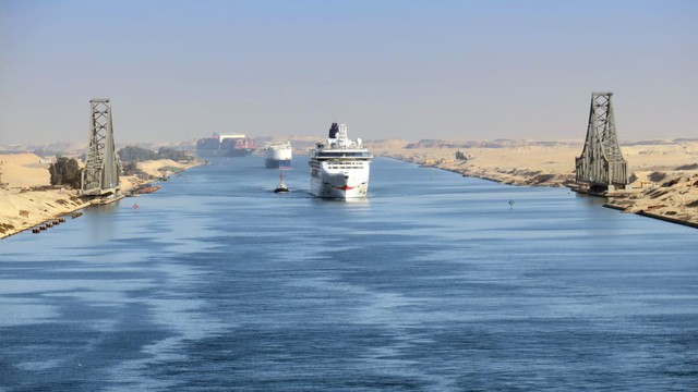 To như quả núi nhưng lại không có phanh, đây là cách những con tàu khổng lồ vượt kênh đào Suez suốt nhiều thập kỷ - Ảnh 1.