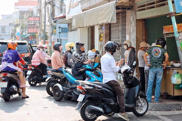 Hàng bánh tiêu CHẢNH nhất Việt Nam - mua được hay không là do nhân phẩm, dù chưa kịp mở cửa đã chính thức hết bánh khiến cả Vũng Tàu tới Sài Gòn phải xôn xao! - Ảnh 1.