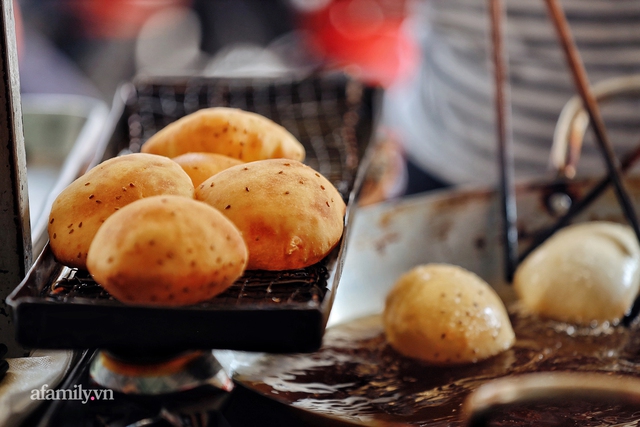 Hàng bánh tiêu CHẢNH nhất Việt Nam - mua được hay không là do nhân phẩm, dù chưa kịp mở cửa đã chính thức hết bánh khiến cả Vũng Tàu tới Sài Gòn phải xôn xao! - Ảnh 24.