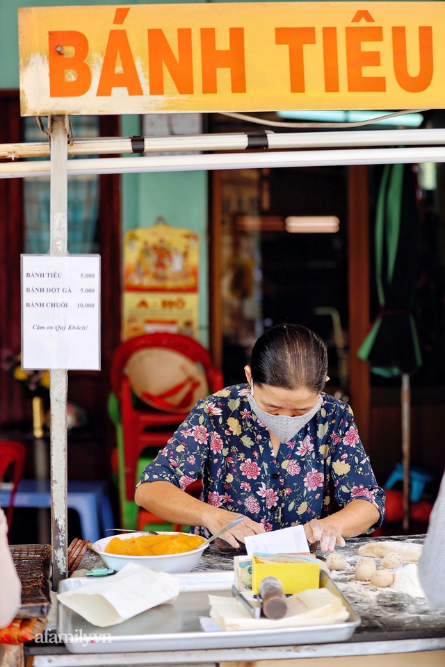 Hàng bánh tiêu CHẢNH nhất Việt Nam - mua được hay không là do nhân phẩm, dù chưa kịp mở cửa đã chính thức hết bánh khiến cả Vũng Tàu tới Sài Gòn phải xôn xao! - Ảnh 4.