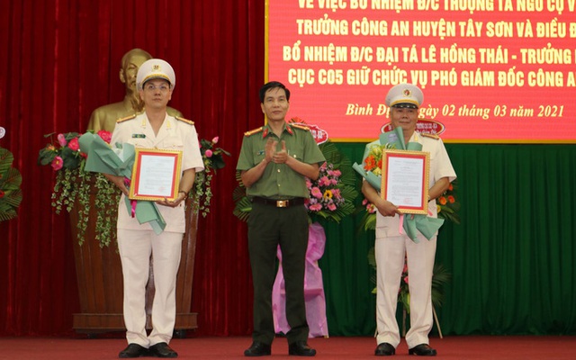 Đại tá Võ Đức Nguyện (đứng giữa), Giám đốc Công an tỉnh Bình Định, trao quyết định bổ nhiệm cho hai tân Phó Giám đốc Công an tỉnh ( Ảnh: Công an Bình Định)