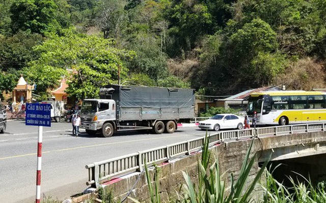 CLIP: Container lại rơi xuống vực tại khúc cua "tử thần" trên đèo Bảo Lộc