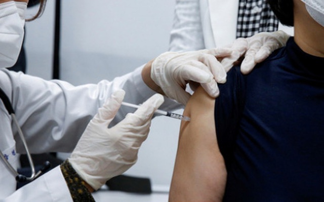 Tiêm vắc xin AstraZeneca cho nhân viên viện dưỡng lão tại Seoul, Hàn Quốc, ngày 26/2. Ảnh: Reuters Tiêm vắc xin AstraZeneca cho nhân viên viện dưỡng lão tại Seoul, Hàn Quốc, ngày 26/2. Ảnh: Reuters