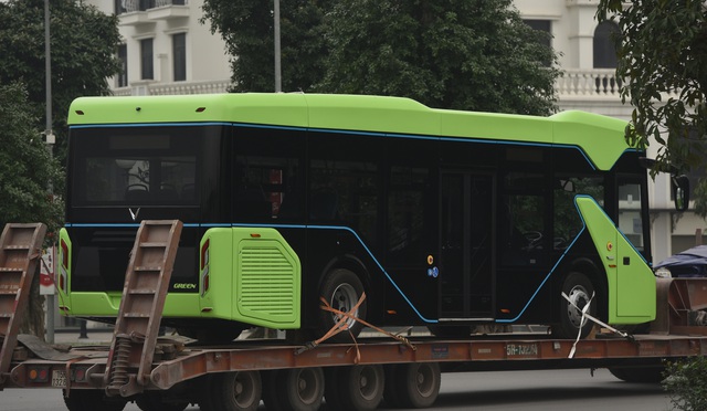 Lộ ảnh xe bus điện VinFast được vận chuyển về Hà Nội - Ảnh 2.