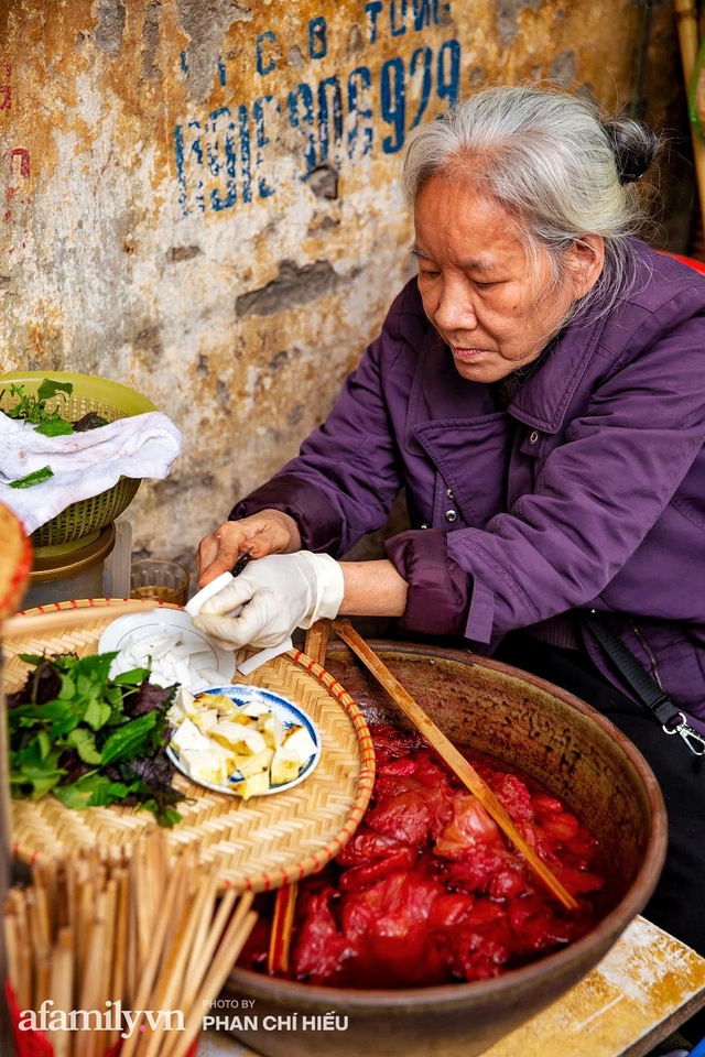 Bà chủ hàng sứa đỏ 3 đời người ở Hà Nội tiết lộ phần ngon nhất của con sứa khi rộ mùa, bật mí chỉ dùng dao tre thay vì dao thép để cắt sứa càng khiến món ăn thêm bí hiểm - Ảnh 2.